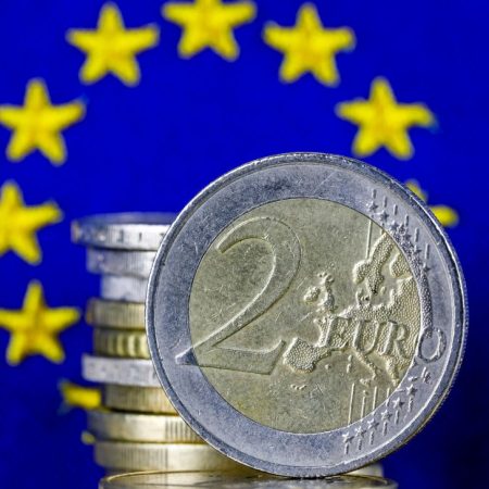 Euro giảm sau cuộc bầu cử, cổ phiếu Nhật Bản tăng: Tổng quan thị trường